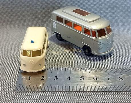 Volkswagen Kombi en dos versiones de Matchbox y Wiking