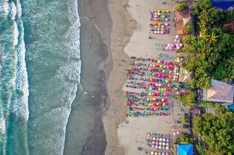 Vista aérea de coloridas sombrillas en la playa de Seminyak