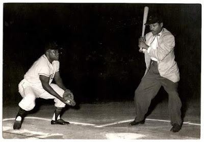 1958, inicio de la temporada de Béisbol en Cuba. Le tocó el honor a Beny Moré ser el bateador de la serie, en el juego de inauguración.