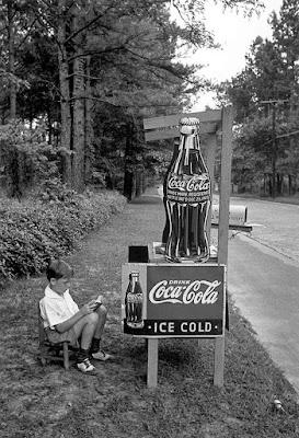 Puesto de ventas de botellas con Coca Cola en 1936