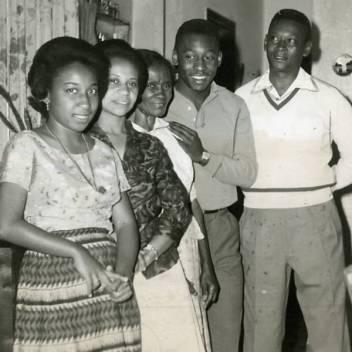 645881-600x600-1 Edson Arantes do Nascimento - Pelé