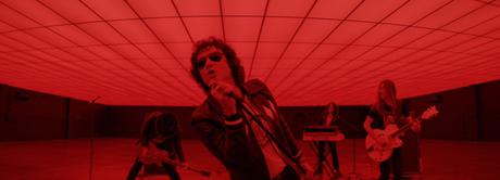 Bunbury regresa desde la vulnerabilidad cantando a los ‘Invulnerables’