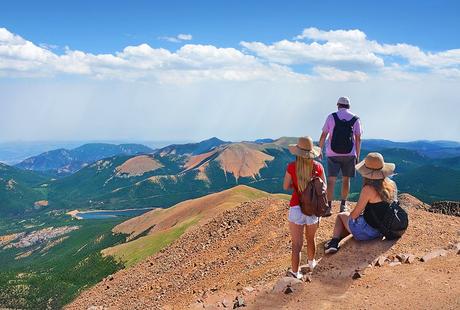 Excursionistas disfrutando de la vista desde la cima de Pikes Peak