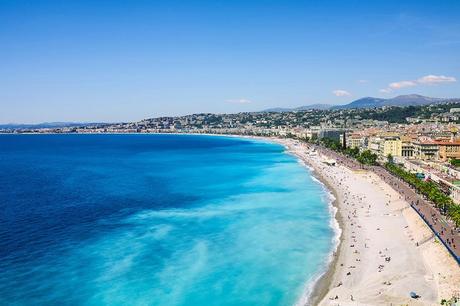 Playa en Niza en un hermoso día soleado