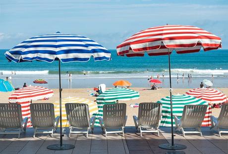 Sombrillas de rayas en la playa de Biarritz