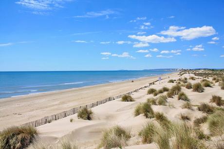 Dunas de arena y playa desierta en Plage de l'Espiguette