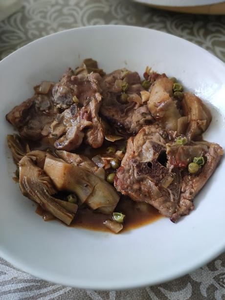 CAZUELA DE CORDERO CON ALCACHOFAS Y GUISANTES