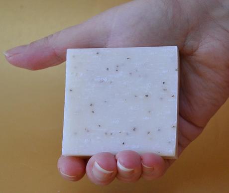 La barra limpiadora “Strawberry & Poppyseed Natural Cleansing Bar” de SKIN CHEMISTS La barra limpiadora “Strawberry & Poppyseed Natural Cleansing Bar” de SKIN CHEMISTS