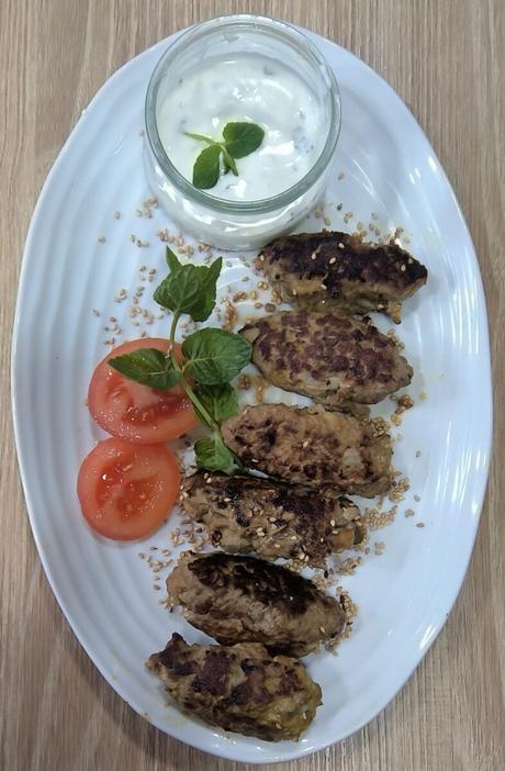 Koftas acompañadas con salsa de yogur