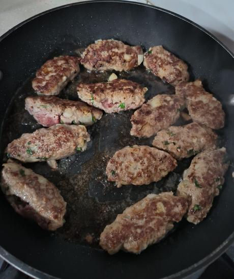 Koftas acompañadas con salsa de yogur