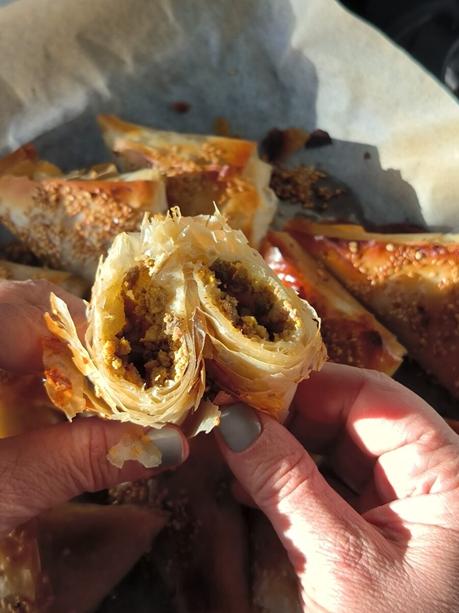 Samosas rellenas con carne y queso feta