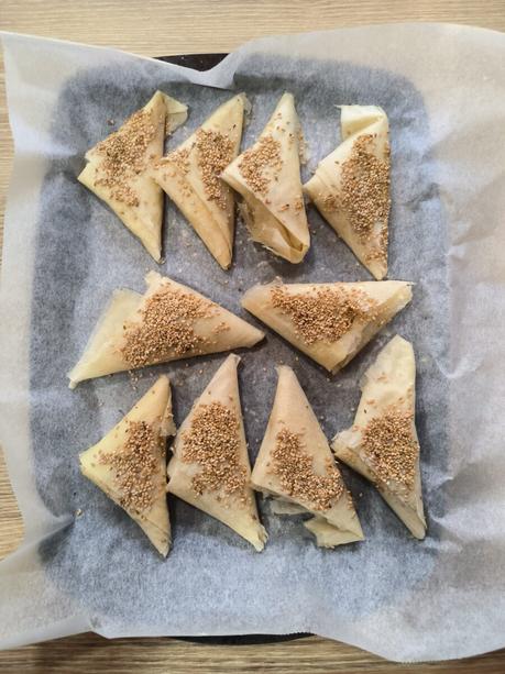 Samosas rellenas con carne y queso feta