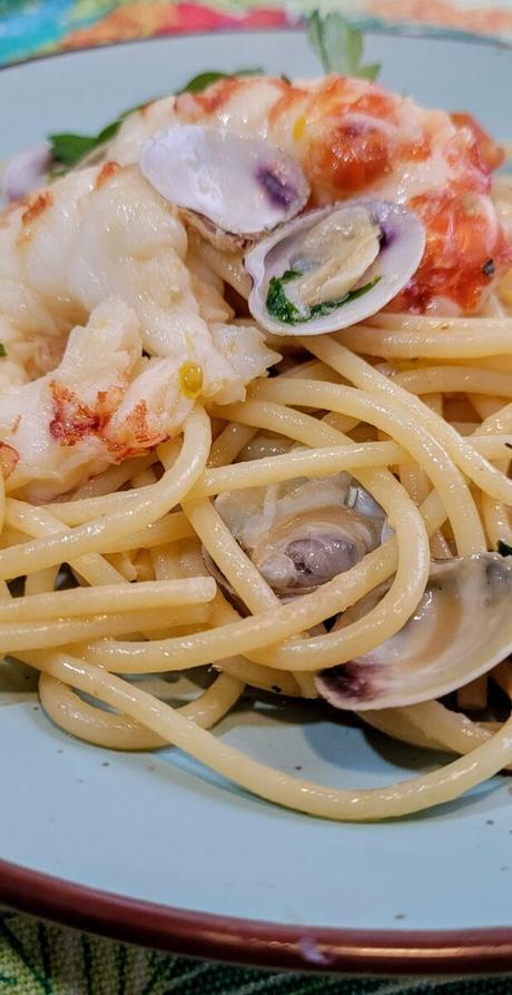 pasta con gambones y almejas