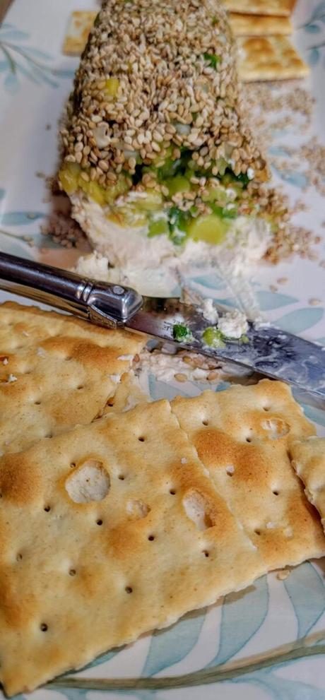 Rollo de aguacate con queso y sésamo