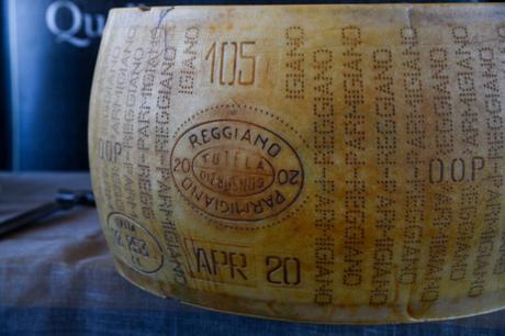 El arte del corte del Parmigiano Reggiano