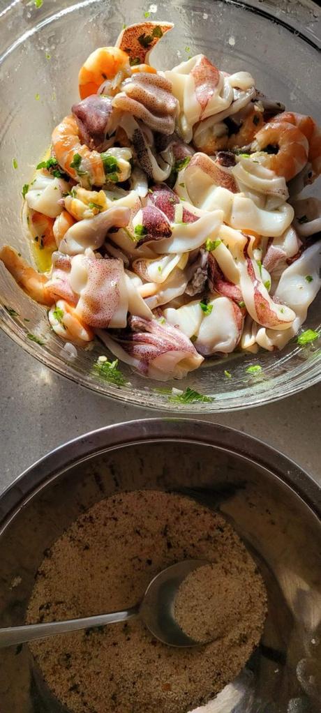 Calamares y langostinos rebozados al horno