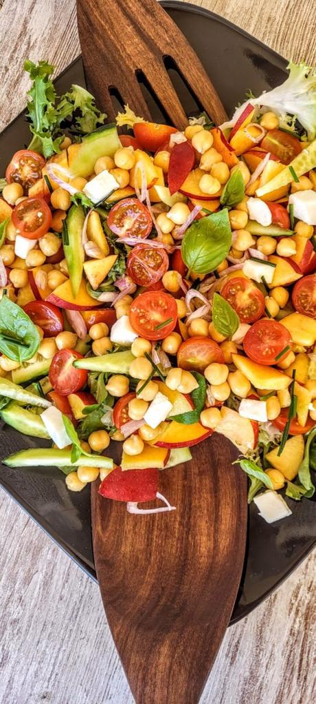 Ensalada con garbanzos y vegetales