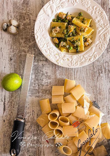 Schiaffoni rellenos de Espárragos, Guisantes y Berberechos Schiaffoni rellenos de Espárragos, Guisantes y Berberechos