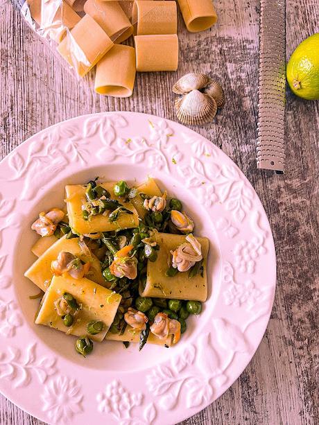 Schiaffoni rellenos de Espárragos, Guisantes y Berberechos Schiaffoni rellenos de Espárragos, Guisantes y Berberechos
