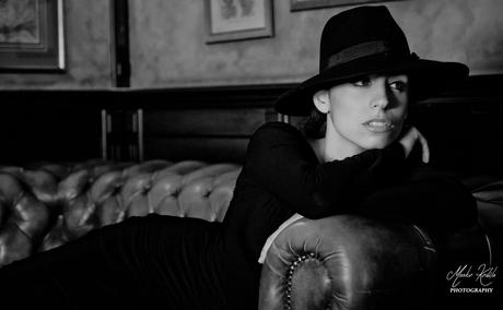 La cantautora Sofia Sherocka ha realizado la adaptación al español del tema «Shadow in the Night”, de la famosa artista Dina Rizvić. Sofia Sherocka