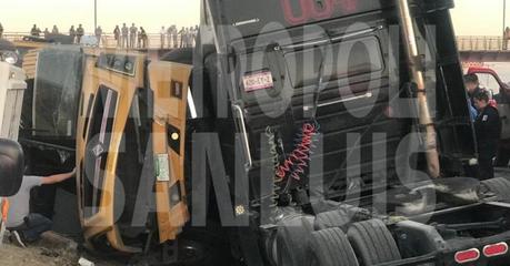 Dos personas pierden la vida en choque entre tráiler y camión de pasajeros en la Carretera 57
