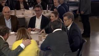 Feijóo compartió mesa en Ibiza con Vicent Marí, su compañero de partido, imputado.