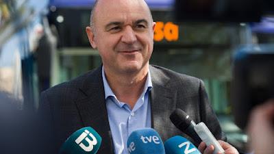 Feijóo compartió mesa en Ibiza con Vicent Marí, su compañero de partido, imputado.