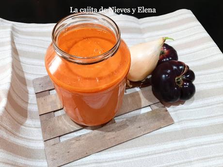 Gazpacho de piquillos con tomate azul