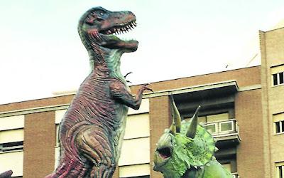 Fallas mesozoicas y ninots dinosaurianos