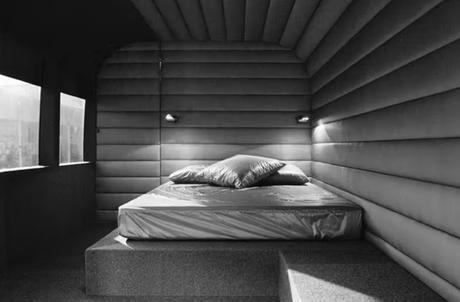 Descubre el futuro del turismo en Nevada con el autobús turístico de Rick Owens 7