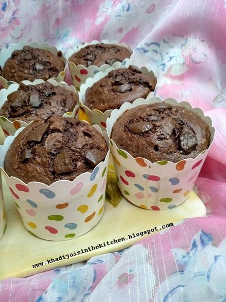 MUFFINS À LA FARINE DE BLÉ, AU CHOCOLAT ET À LA NOIX DE COCO / CHOCOLATE, COCONUT AND WHEAT FLOUR MUFFINS / MAGDALENAS DE HARINA DE TRIGO, CHOCOLATE Y COCO RALLADO/ مافن بدقيق القمح الكامل و الشوكولاتة و جوزالهند