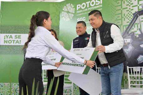 Ricardo Gallardo entrega modernas unidades y equipo a Protección Civil Estatal