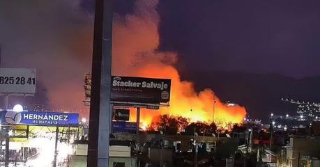 Bomberos atienden incendio en avenida Muñoz frente a Walmart