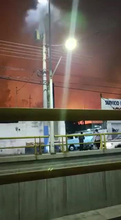 Bomberos atienden incendio en avenida Muñoz frente a Walmart