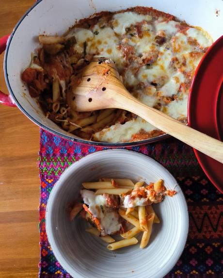 Macarrones gratinados con salsa de tomates y verduras
