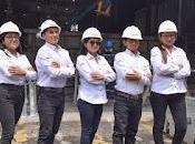 mujer profesional ingeniería escala alto industria construcción