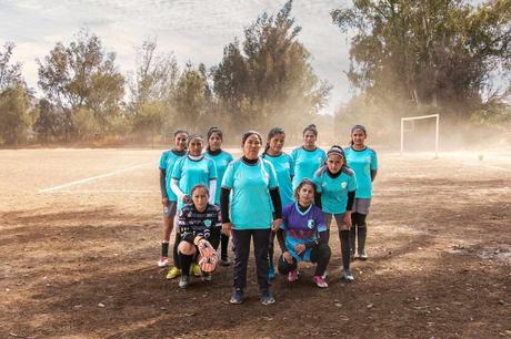 Exposición fotográfica visibiliza la pasión y el amor por el fútbol desde una mirada feminista