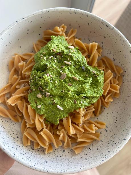 Pesto de espinacas y aguacate