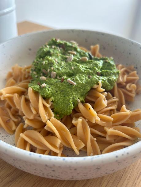 Pesto de espinacas y aguacate