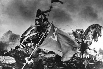 Izando la bandera sobre el Reichstag