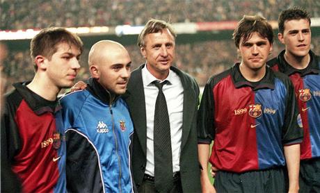 La Quinta del Mini se quedó en la quinta del fracaso La quinta del Mini con su valedor, Johan Cruyff. Foto: Marca.com