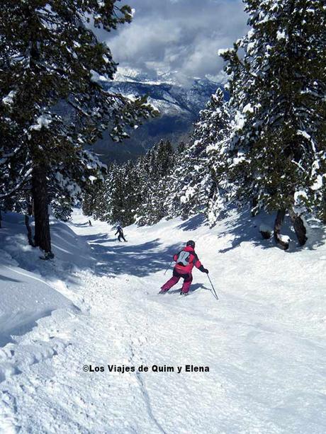 Elena bajando por una pista negra