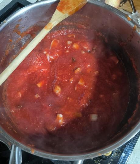 Boniato al horno acompañado de salsa de tomate, lima y cardamomo