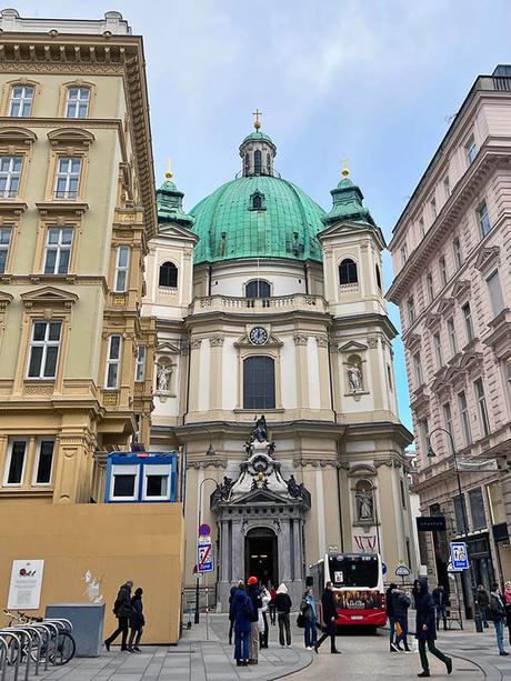 Que hacer en Viena: asistir a un concierto de música clásica en la iglesia de San Pedro, la de la foto