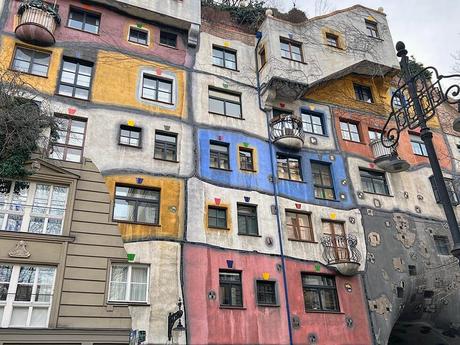 Fachada del edificio Hundertwasserhaus en Viena