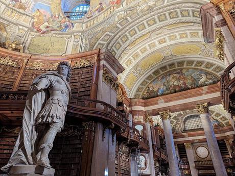 Que hacer en Viena: visitar el interior de la gran sala de la Biblioteca Nacional de Austria.