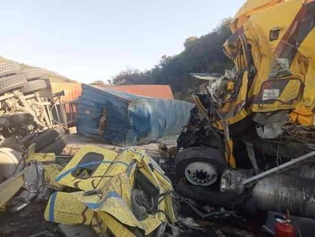 Fallecen dos traileros al chocar de frente en la carretera de cuota Ciudad Valles-Rayón