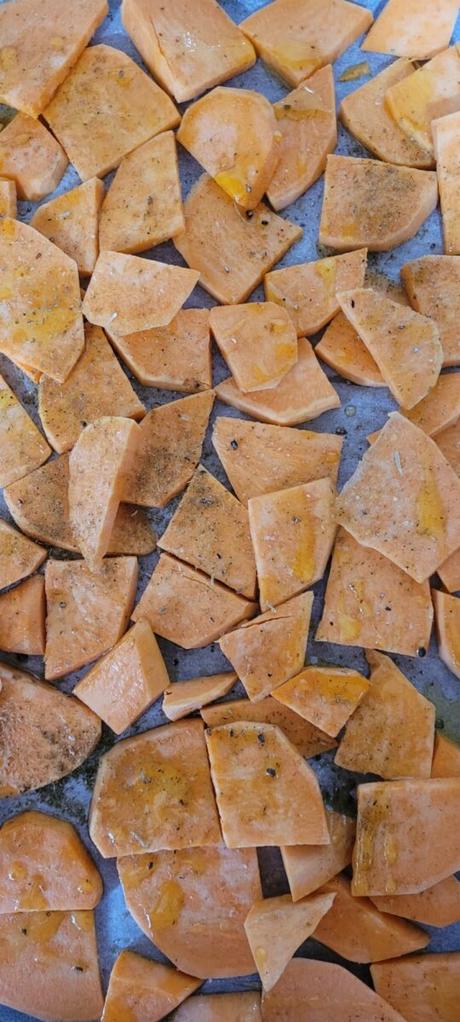 Boniato al horno acompañado de salsa de tomate lima y cardamomo Boniato al horno acompañado de salsa de tomate lima y cardamomo