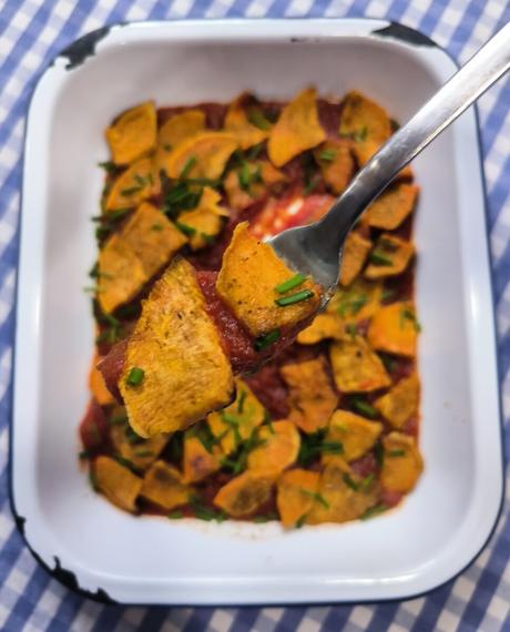 Boniato al horno acompañado de salsa de tomate lima y cardamomo Boniato al horno acompañado de salsa de tomate lima y cardamomo