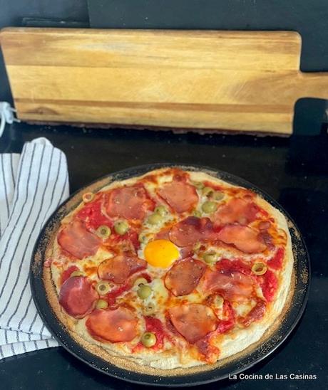 Pizza, lomo curado, queso, yema de huevo, aceitunas Pizza, lomo curado, queso, yema de huevo, aceitunas